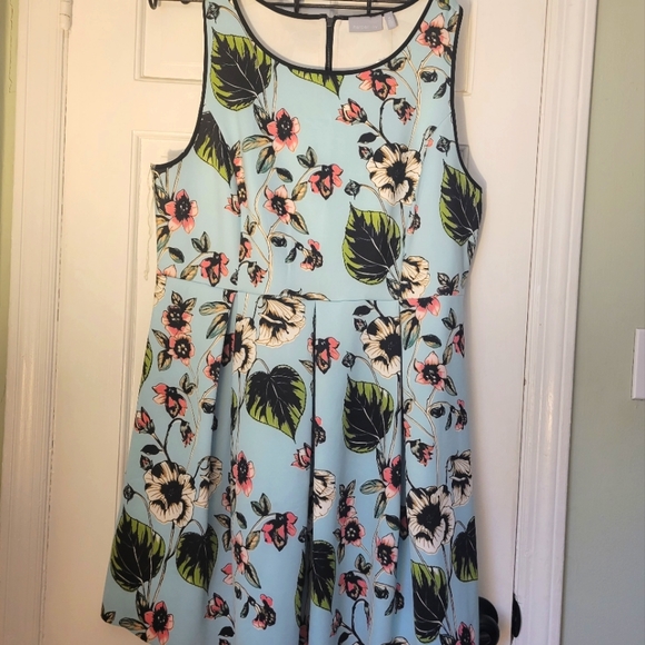 Harper and Liv Dress - Picture 3 of 5